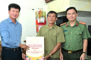 Lãnh đạo tỉnh Ninh Bình thăm, tặng quà gia đình người có công tại xã Gia Hưng