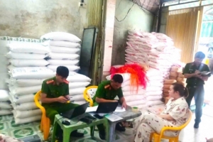 Cà Mau: Bắt quả tang cơ sở sản xuất hàng chục tấn đường cát giả