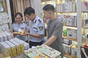 Đội Quản lý thị trường số 6 Thanh Hóa xử phạt hộ kinh doanh thực phẩm vi phạm quy định bảo quản