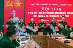 Bộ đội Biên phòng tỉnh Tây Ninh công bố, trao quyết định nâng lương sĩ quan cấp bậc Đại tá, Thượng tá