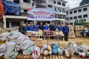 Hải quan cửa khẩu quốc tế Trà Lĩnh chung tay hỗ trợ học sinh vùng biên