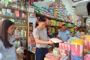 Lực lượng QLTT Lào Cai hướng dẫn tiểu thương nhận diện bột ngọt Ajinomoto thật - giả