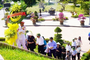 Đoàn công tác của Quốc hội dâng hương tưởng niệm các Anh hùng liệt sĩ tại Quảng Trị