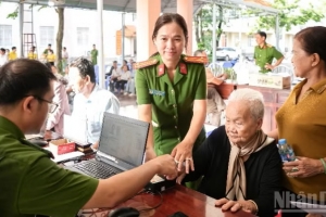 Mang nghĩa tình đến từng gia đình thân nhân liệt sĩ