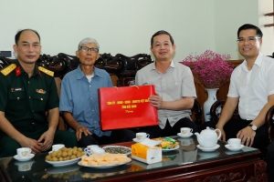 Chủ tịch UBND tỉnh Bắc Ninh thăm, tặng quà người có công tại phường Tân An