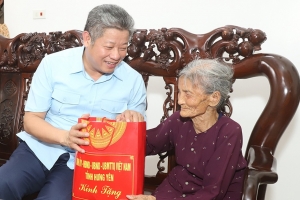 Chủ tịch UBND tỉnh Hưng Yên thăm, tặng quà thương binh, thân nhân liệt sĩ