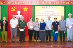 Trao quà tri ân các gia đình chính sách nhân kỷ niệm 79 năm Ngày Thương binh - Liệt sĩ