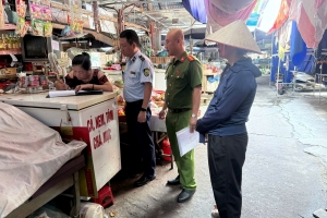 Tuyên Quang: Tiểu thương chợ Tam Cờ ký cam kết không kinh doanh thực phẩm bẩn, hàng giả