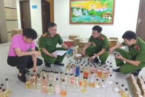 Thanh Hóa: Khởi tố 13 bị can trong đường dây sản xuất, buôn bán nước hoa giả quy mô lớn