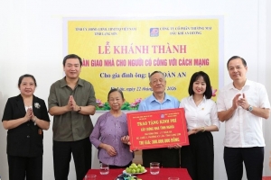 Lãnh đạo tỉnh Lạng Sơn thăm, tặng quà gia đình chính sách nhân Ngày Thương binh - Liệt sĩ