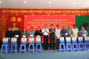 Đoàn công tác Cảnh sát biển Việt Nam thăm, tặng quà quân và dân đặc khu Côn Đảo