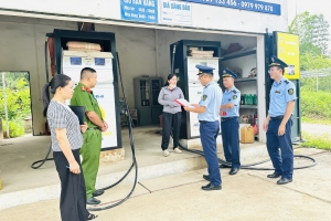 Lạng Sơn: Lập biên bản cửa hàng xăng dầu bán sai giá quy định