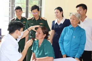 Bắc Ninh: Học viện Quân y khám bệnh và tặng quà gia đình chính sách tại xã Nam Dương