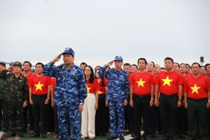 Thiêng liêng lễ chào cờ trên vùng biển Nam Trung Bộ của Tổ quốc