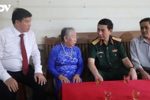 Đại tướng Phan Văn Giang thăm, tặng quà gia đình chính sách tại Lâm Đồng