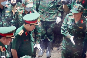Đại tướng Phan Văn Giang thăm động viên lực lượng tìm kiếm hài cốt liệt sĩ tại Công viên Lê Thị Riêng