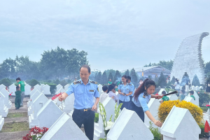 Chi cục Quản lý thị trường Thanh Hóa dâng hương tri ân các Anh hùng Liệt sỹ tại Nghĩa trang Hàm Rồng