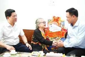 Đà Nẵng: Lãnh đạo thành phố thăm, tặng quà gia đình người có công cách mạng tiêu biểu