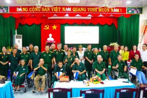 Bộ Tư lệnh TP.HCM trao quà tri ân tại Trung tâm Điều dưỡng thương binh và người có công Long Đất
