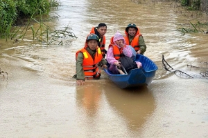Mưa lớn gây ngập nhiều khu dân cư ở Bảo Lộc, lực lượng chức năng khẩn trương hỗ trợ người dân