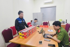 Hà Nội: Bắt quả tang người đàn ông vận chuyển hơn 25kg pháo nổ