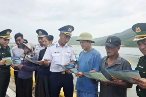 Cảnh sát biển đồng hành với ngư dân Hà Tĩnh