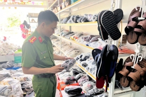 Thái Nguyên: Xử phạt cơ sở kinh doanh dép giả mạo nhãn hiệu