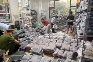 Hà Nội: Khởi tố 2 bị can buôn bán hơn 3.600 sản phẩm giả mạo nhãn hiệu