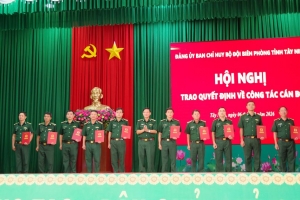 Bộ đội Biên phòng tỉnh Tây Ninh trao quyết định về công tác cán bộ