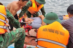 Bộ đội Biên phòng Hà Tĩnh cứu nạn thành công ngư dân gặp tai nạn trên biển