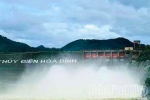 Đóng một cửa xả đáy hồ thủy điện Hòa Bình