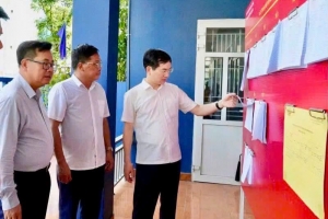 Phó Bí thư Tỉnh ủy Quảng Ninh kiểm tra công tác chuẩn bị bầu cử tại phường Hạ Long