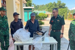 Lào Cai: Bắt quả tang 2 người dùng xuồng điện vớt 15 kg óc lợn thả trôi từ Trung Quốc