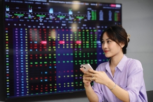 Chứng khoán ngày 17/8: Dòng tiền yếu, thị trường duy trì sắc đỏ