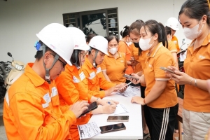 Công ty Điện lực Ninh Bình đẩy mạnh cài đặt ứng dụng EVN CSKH - nâng cao trải nghiệm khách hàng