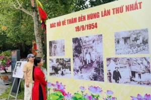 Triển lãm ảnh tư liệu quý về những lần Bác Hồ về thăm Đền Hùng