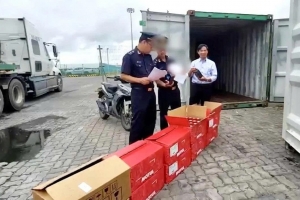 Hải quan phát hiện lô dầu nhớt trị giá 2 tỷ đồng nghi giả mạo nhãn hiệu