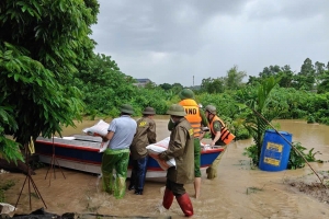 Công an Bắc Ninh Xuyên đêm hỗ trợ người dân ứng phó mưa lũ