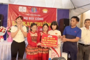 Doanh nhân Lương Thục Nghi đồng hành cùng Hội Chữ thập đỏ Phúc Lộc trao quà khuyến học tại Hưng Yên
