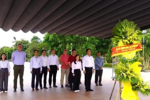 Đại sứ Hoa Kỳ tại Việt Nam dâng hương tại Di tích quốc gia đặc biệt Thành cổ Quảng Trị