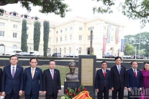 Thường trực Ban Bí thư Trần Cẩm Tú dâng hoa tưởng niệm Chủ tịch Hồ Chí Minh tại Singapore