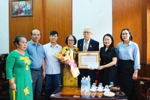 Đà Nẵng: Phường Hải Vân thăm và trao Huy hiệu Đảng tại nhà cho các Đảng viên sức khỏe hạn chế