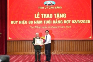 Phó Thủ tướng Phan Văn Giang trao tặng Huy hiệu 80 năm tuổi Đảng cho đảng viên lão thành