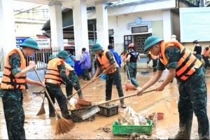 Lạng Sơn khẩn trương thu gom rác thải, vệ sinh môi trường sau mưa, bão