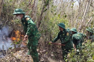 Hơn 500 người dập cháy rừng trên núi Vũng Chua, giải cứu 2 người mắc kẹt