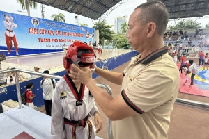 Người thầy lặng lẽ gieo những hạt mầm từ lớp võ