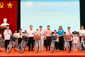 Bắc Ninh: Tặng quà học sinh có hoàn cảnh khó khăn trước thềm năm học mới