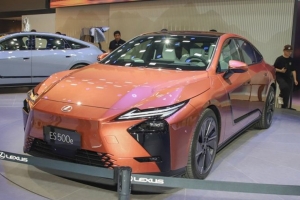 Lexus ES 2026 lần đầu lộ diện tại Việt Nam với tùy chọn động cơ hybrid và thuần điện