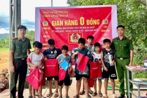 Phú Thọ: Công an xã Bao La tổ chức "Gian hàng 0 đồng" hỗ trợ người dân dịp Quốc khánh 2/9