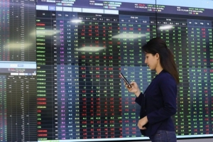 Tự doanh “ngược sóng”, mạnh tay chốt lời khi VN-Index vượt 1.800 điểm